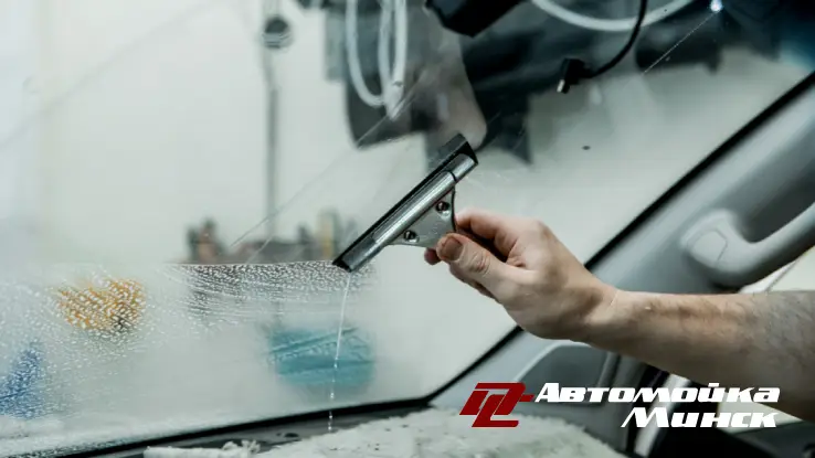 Как проводится мойка стекол изнутри