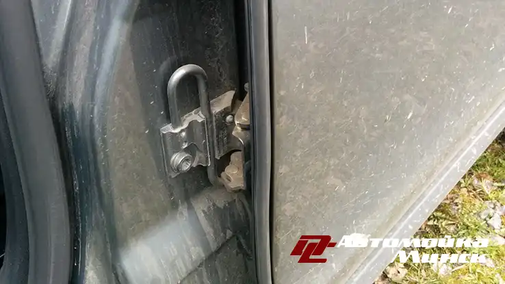 Чистка дверных проемов: процесс удаления загрязнений